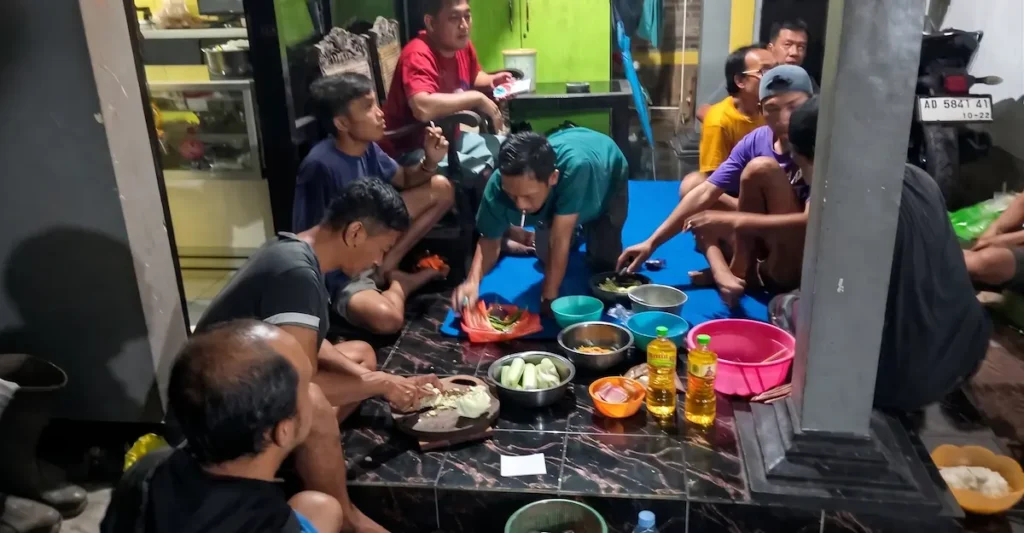 Keakraban Tanpa Sekat: Potret Keseruan Masak Bareng Warga Dusun Kutan