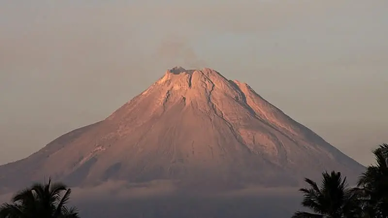 Pemandangan Gunung Merapi dengan rona senja, dilihat dari sekitar Dusun Kutan Muntilan yang subur.