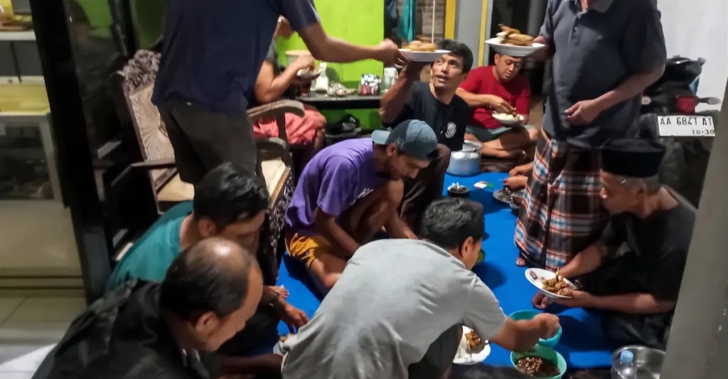 Keakraban Tanpa Sekat: Potret Keseruan Masak Bareng Warga Dusun Kutan