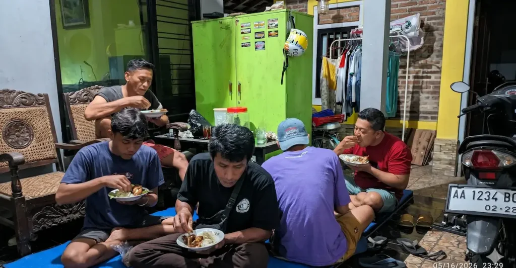 Suasana keakraban bapak-bapak warga RT 1 dan RT 2 Dusun Kutan saat acara masak dan makan lesehan bersama.
