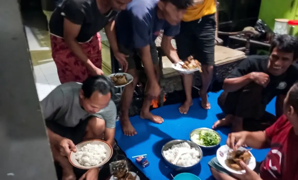 Keakraban Tanpa Sekat: Potret Keseruan Masak Bareng Warga Dusun Kutan
